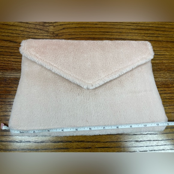 NWT Lily & Ivy Blush Faux-Fur Crossbody / Clutch – Removable Gold-Toned Chain - Picture 6 of 14